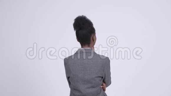 非洲年轻女商人导演和手指的后视图视频的预览图
