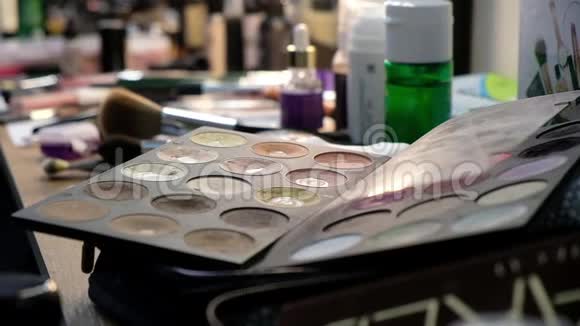 专业化妆师桌上的刷子和化妆品视频的预览图