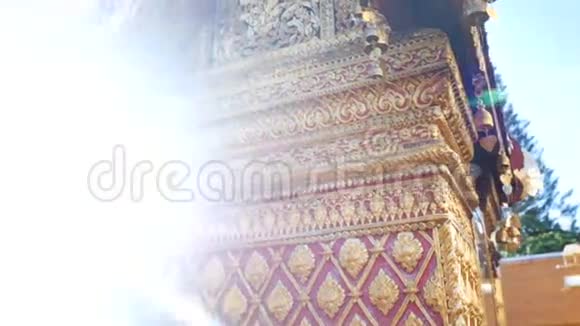 4K金色的佛教徒在早上与阳光耀斑在瓦特拉多伊苏贴寺清迈泰国视频的预览图