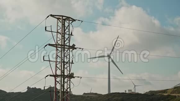 欧洲多风地区背景的电力线和风车景观全景拍摄实时拍摄视频的预览图
