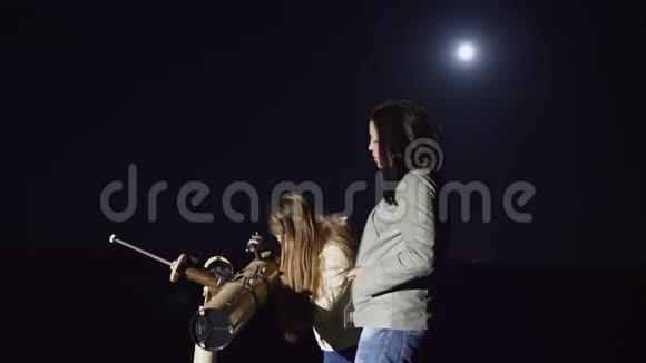 女人和女儿正看着满月视频的预览图