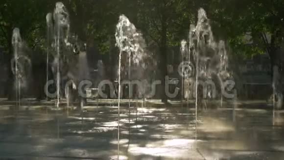 落日余晖中的喷泉视频的预览图