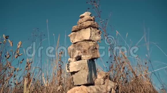 石头堆在路边视频的预览图