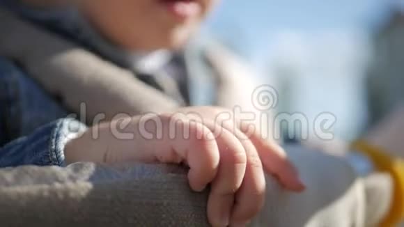 婴儿的特写坐在婴儿车里的手视频的预览图