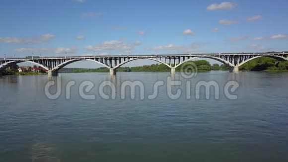 桥过一条宽阔的河视频的预览图