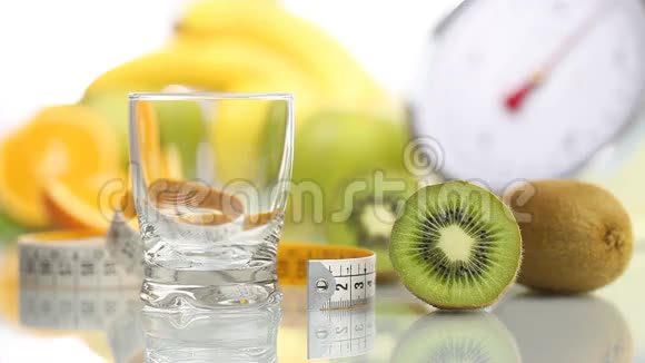猕猴桃汁倒入玻璃杯中水果米秤饮食视频的预览图