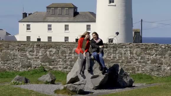 两名年轻女子在爱尔兰西海岸旅行视频的预览图