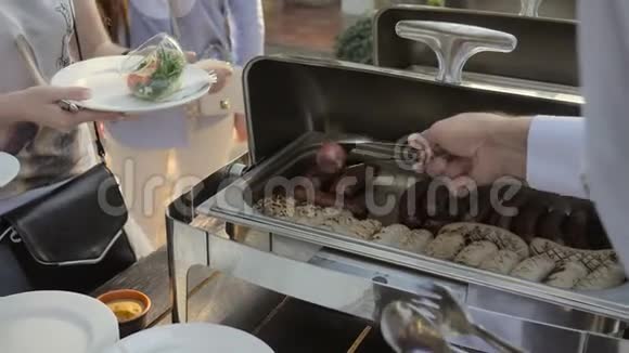 自助餐宴会客人烧烤香肠视频的预览图