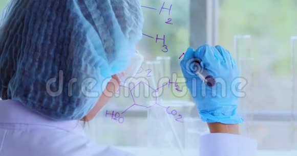 化学键合的女科学家视频的预览图