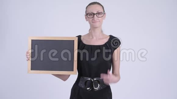 伤心的金发女商人拿着黑板竖起大拇指视频的预览图