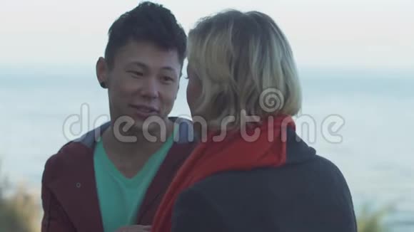 异族青年夫妇在户外约会亚洲人对他的女朋友微笑穿着休闲装的漂亮情侣视频的预览图