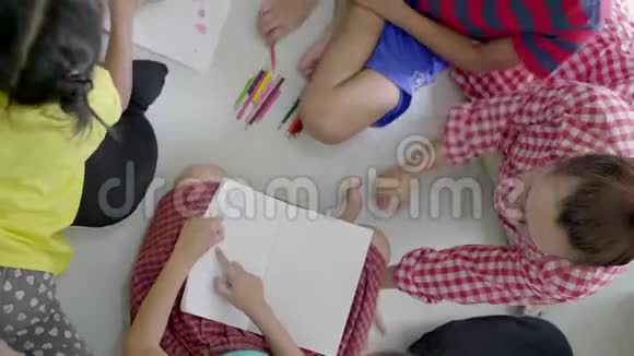 亚洲妈妈在客厅地板上和孩子们玩视频的预览图