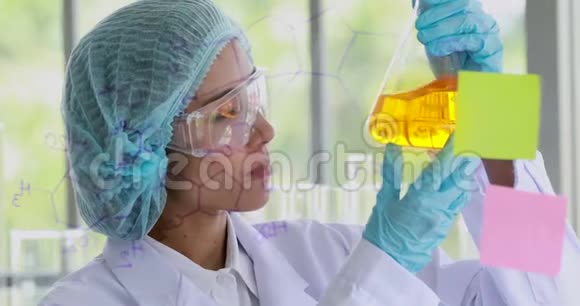 化学键合的女科学家视频的预览图