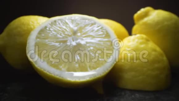 果汁滴从柠檬切成一半成熟的新鲜柠檬在桌子上五颜六色的孤立宏观镜头视频的预览图