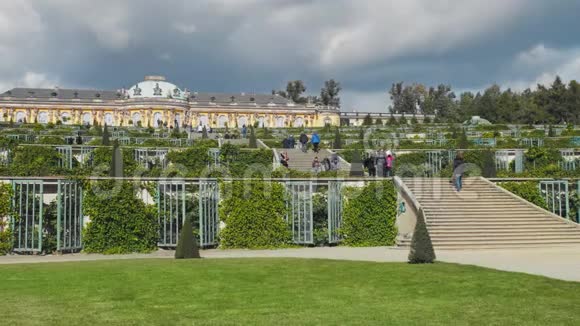 波茨坦皇宫附近许多未被认出的游客绿色区域和带有楼梯的装饰级联慢动作视频的预览图
