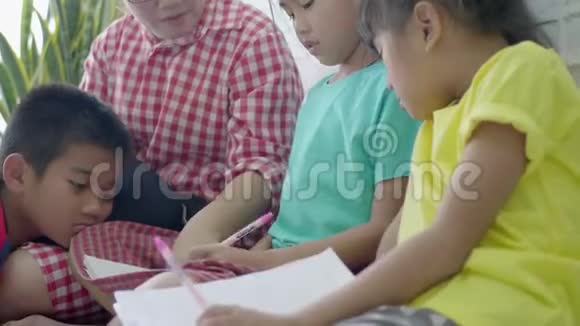 亚洲妈妈在客厅地板上和孩子们玩视频的预览图