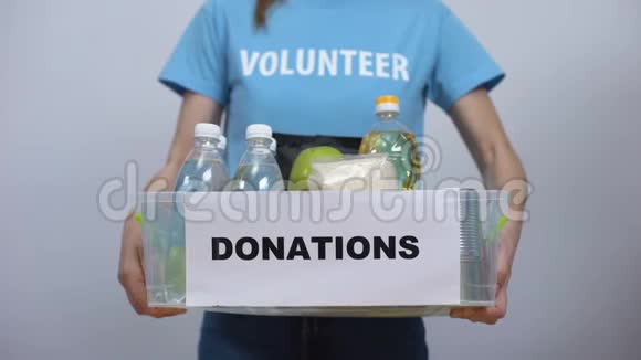 手把食物放在工作人员捐款箱志愿服务项目慈善活动视频的预览图