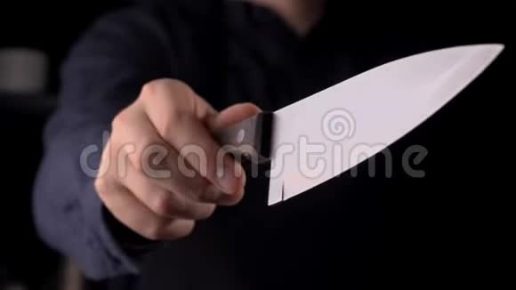 厨师手里拿着一把刀在厨房里缓慢地切割和烹饪视频的预览图