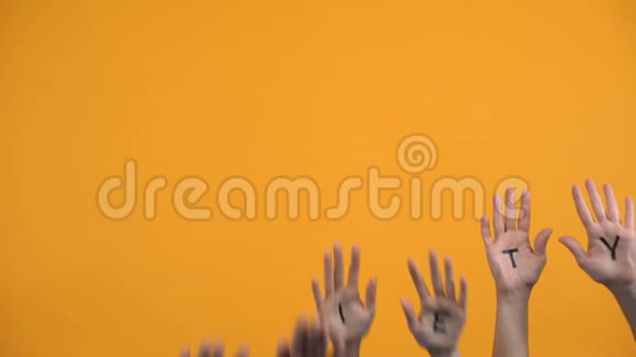 社会在橙色背景下写手掌团队合作支持视频的预览图
