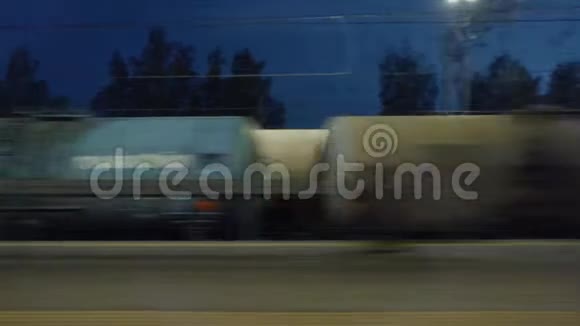 货运列车驶过站台视频的预览图