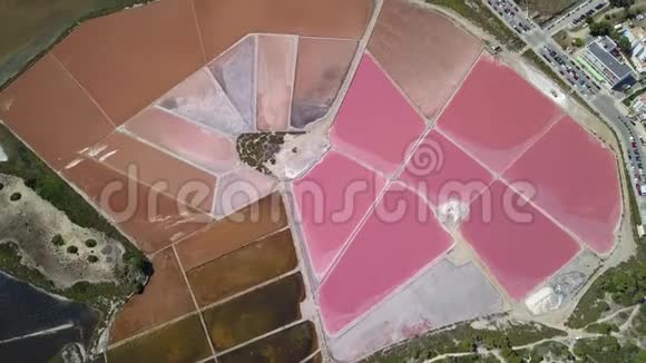 地球的线无人机垂直透视地面的颜色和形状西班牙马洛卡盐滩视频的预览图