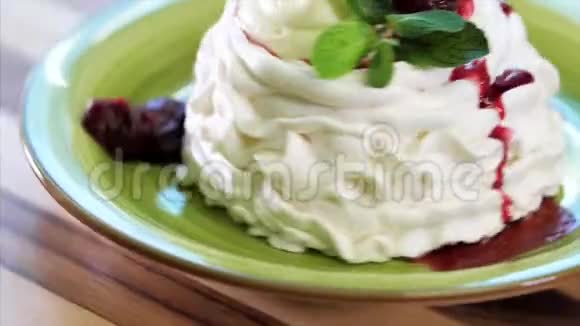 奶油和樱桃果酱的月桂蛋糕特写视频的预览图