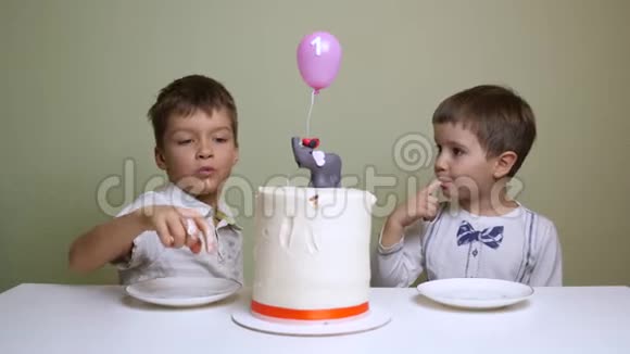 一个红带生日蛋糕糕点店广告孩子们吃生日蛋糕视频的预览图