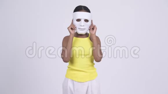 快乐年轻的非洲女人摘下白色面具视频的预览图
