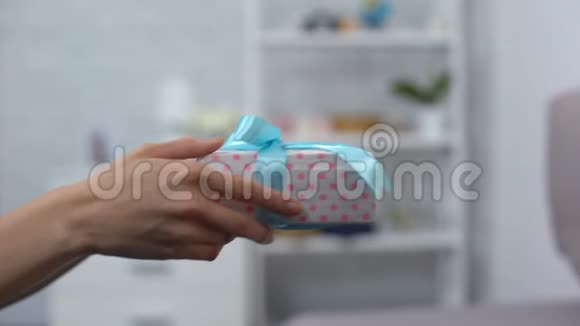 女性手送礼物盒给老年妇女生日祝福家庭护理视频的预览图