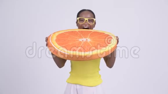 年轻快乐的非洲女人咬橙色枕头的健康概念视频的预览图
