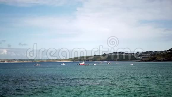 小渔船和游艇漂浮在港口视频的预览图