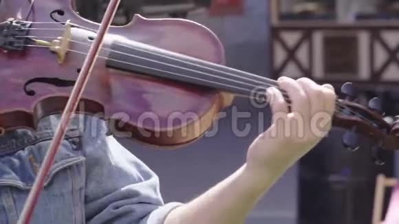 音乐家在户外拉小提琴视频的预览图