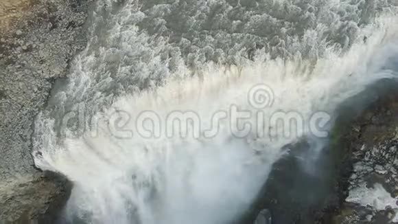 夏日傍晚时分驱散瀑布冰岛鸟瞰图视频的预览图
