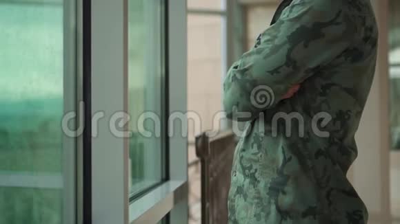 前军人站在窗边下雨了视频的预览图