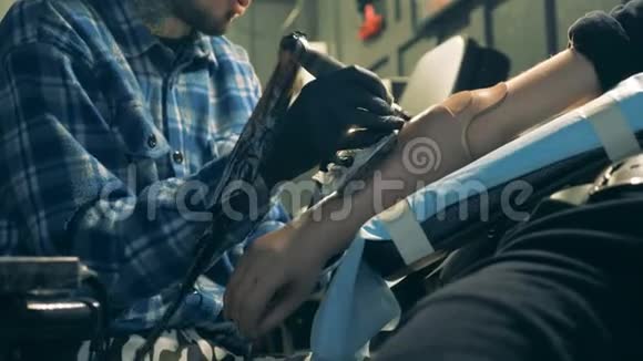 人造手臂在沙龙里被主人纹身视频的预览图