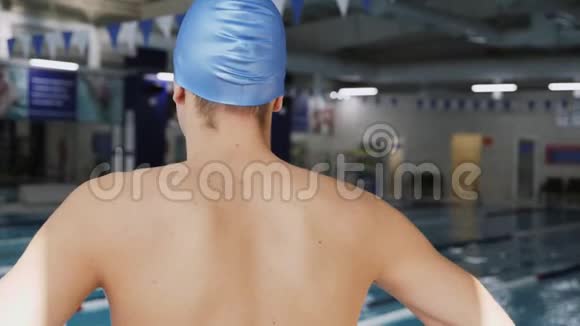 运动员游泳前伸展身体视频的预览图