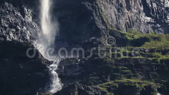 电影镜头大瀑布在山上视频的预览图