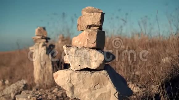 石头堆在路边视频的预览图