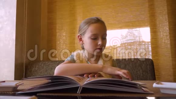 年轻女孩在日本餐厅晚餐派对上阅读菜单滑稽女孩特写肖像视频的预览图