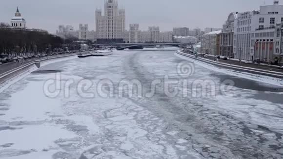 莫斯科俄罗斯2018年12月莫斯科河的倾斜被冻结在外交部的背景下视频的预览图