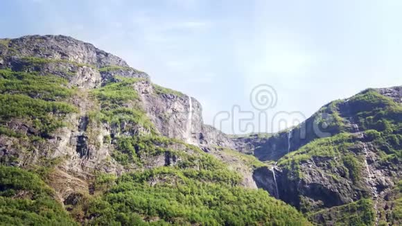 电影镜头大瀑布在山上视频的预览图