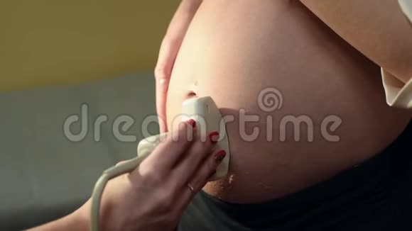 一位女性妇科医生对孕妇进行胎儿超声检查特写镜头围产期中心视频的预览图