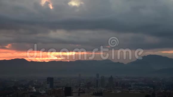城市景观中缓慢黎明的视频视频的预览图