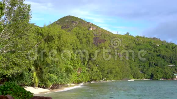 塞舌尔普拉斯林岛美丽的风景丘陵海岸的异国海岛热带树木沿着海岸生长视频的预览图