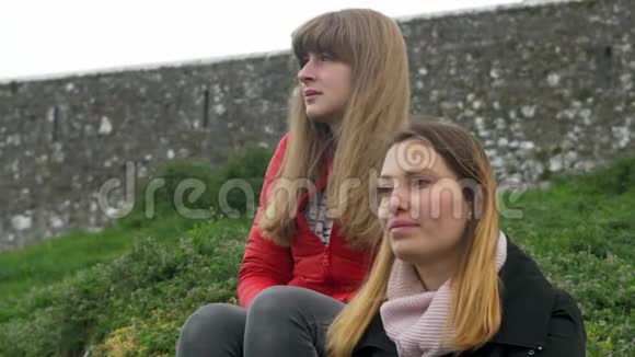 两个年轻女子在爱尔兰的绿色风景中放松视频的预览图