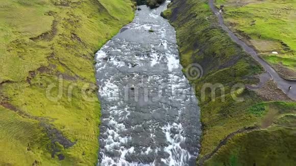 无人驾驶飞机俯瞰冰岛的斯科加沃斯瀑布这是冰岛最著名旅游景点之一视频的预览图