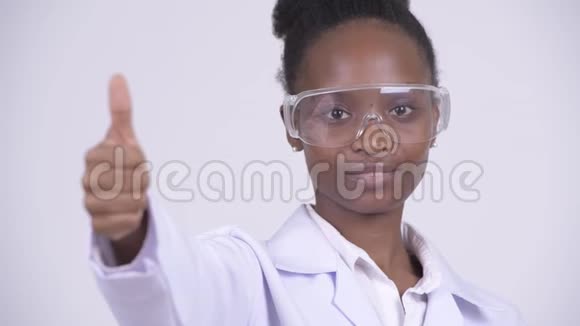 年轻快乐的非洲女医生戴着防护眼镜竖起大拇指视频的预览图