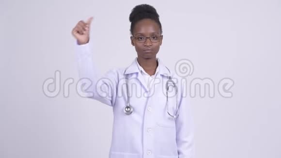 年轻悲伤的非洲女医生竖起大拇指视频的预览图