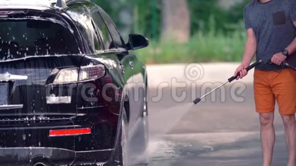 年轻人把洗发水从车里弄下来视频的预览图