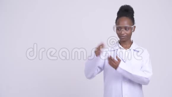 年轻快乐的非洲女医生戴着防护眼镜视频的预览图